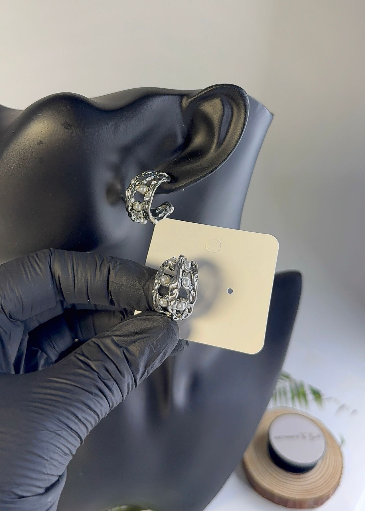 HOLLOW PEARL EARRINGS (925) image