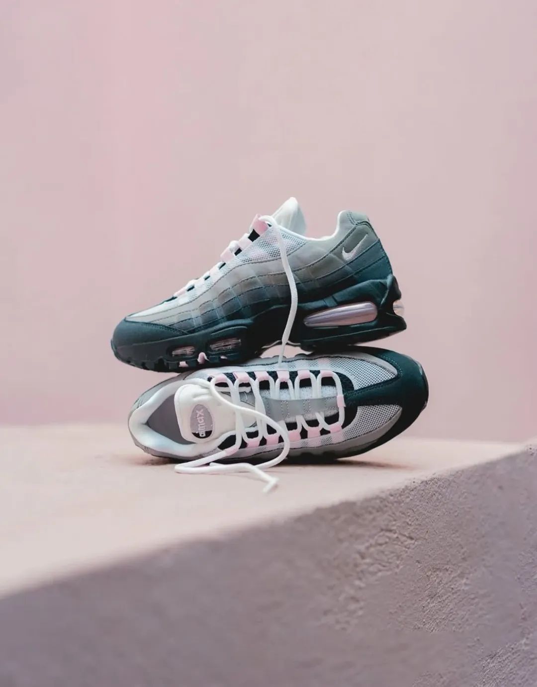 Nike Air Max 95 — Iconic Grey Gradient & Pink image