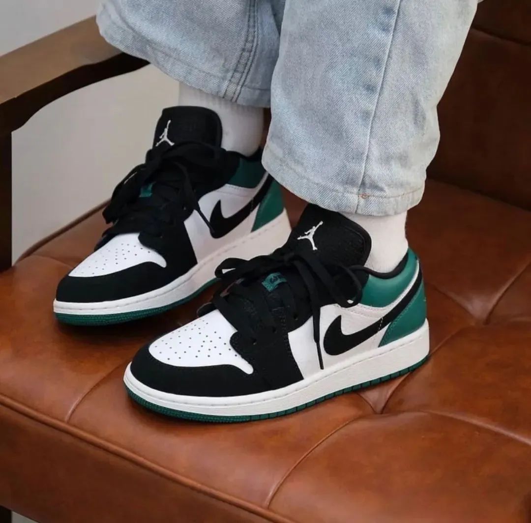 Air Jordan 1 Low "Lucky Green" (Black Toe) image