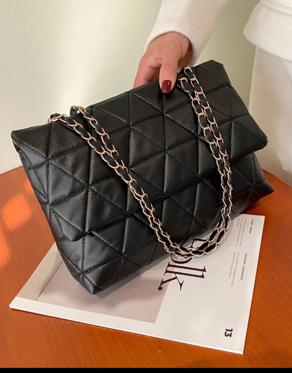 MEDUIM CHAIN QUILTED HANDBAG image