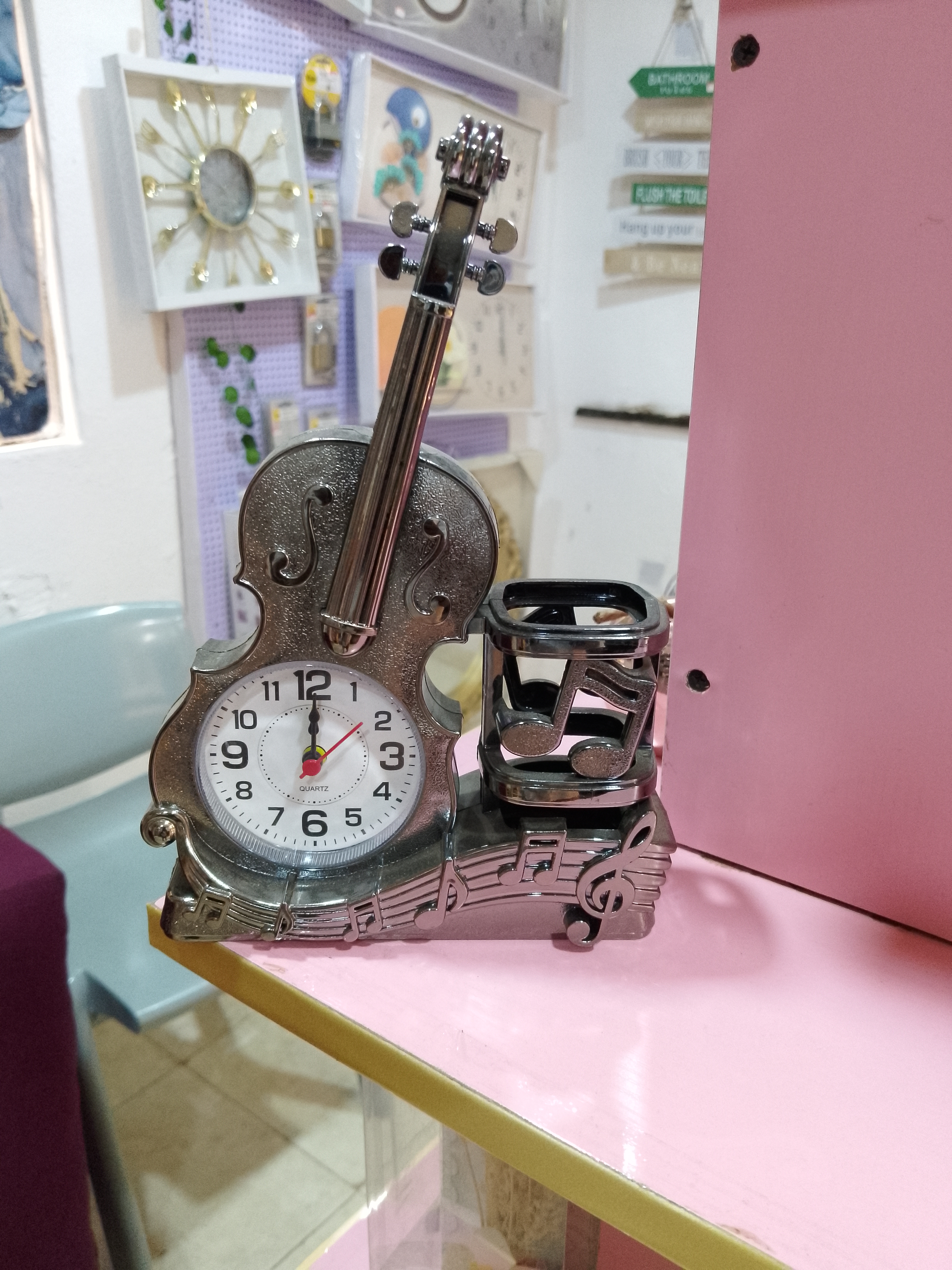 Guitar+Pen Holder Clock Image