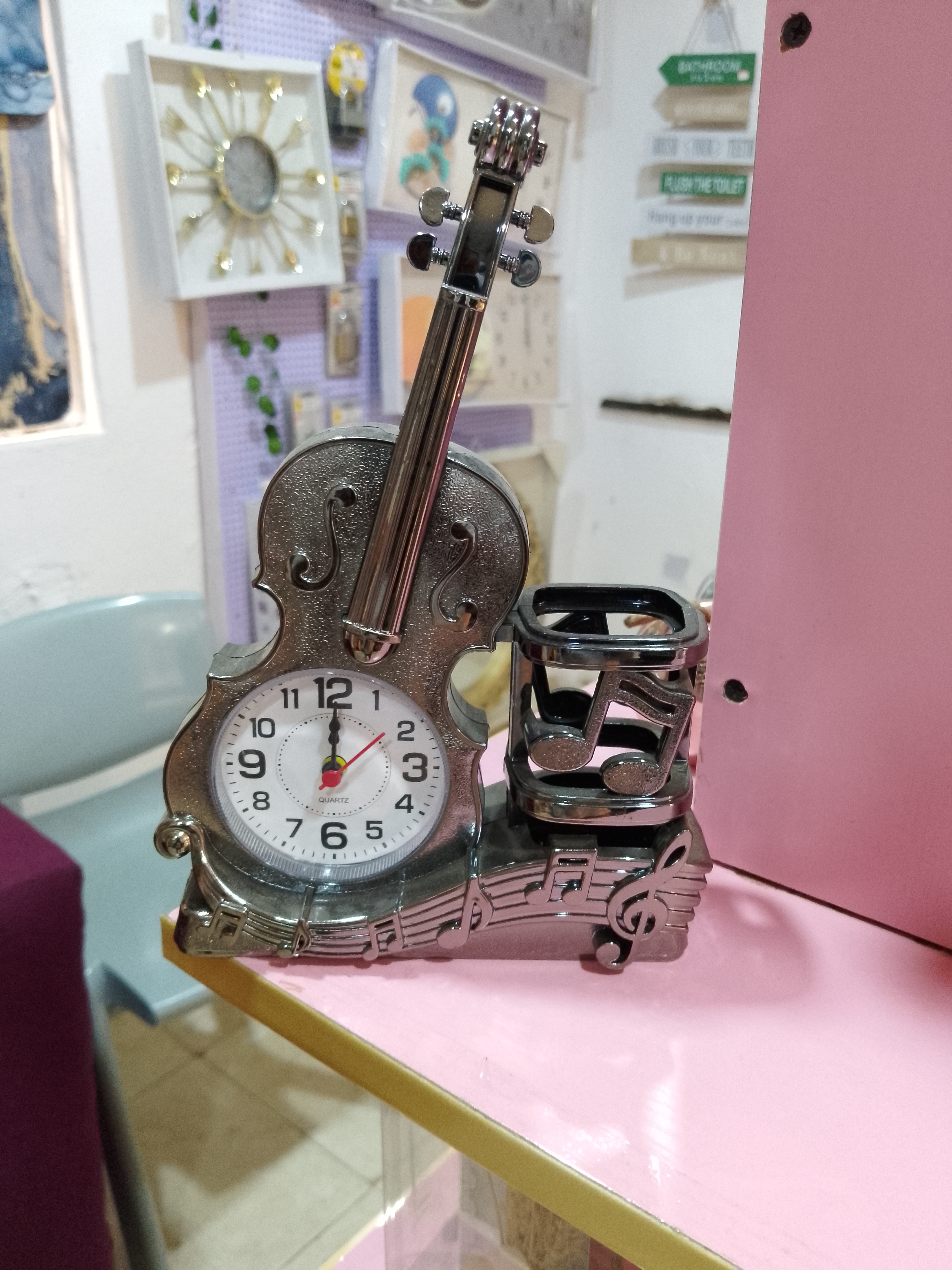 Guitar+Pen Holder Clock Image