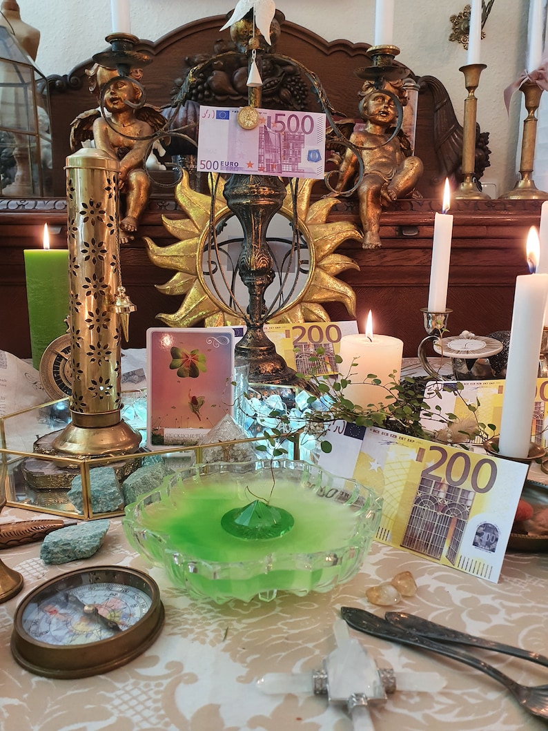 Ritual for more wealth, money magic, intercession for abundance, increasing money and attracting money image