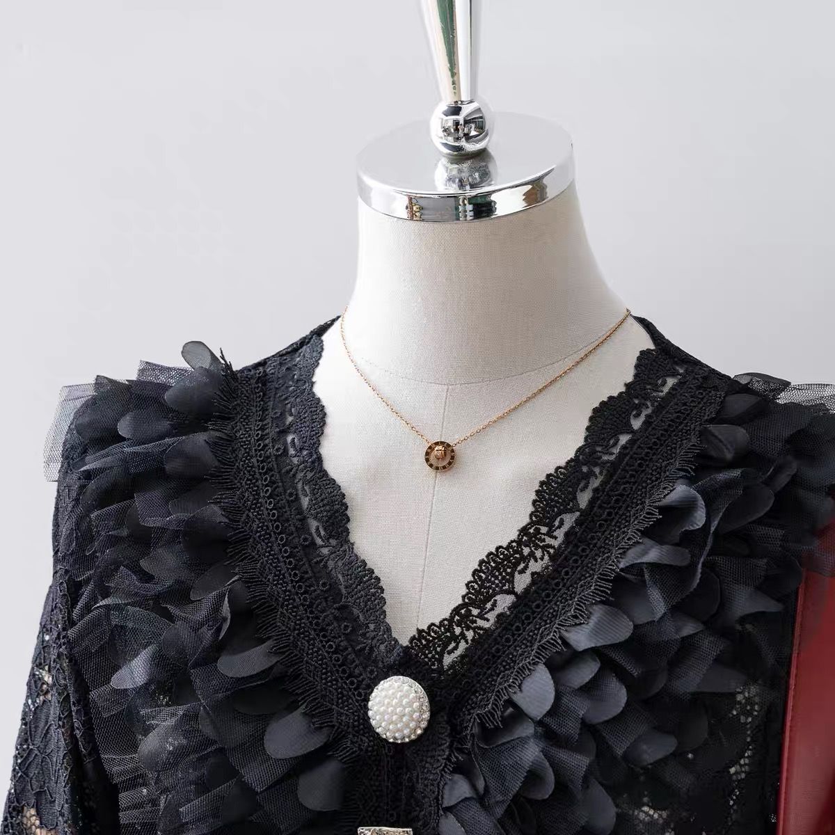 Perfectly sewn to luxury lace blouse ZV101 image