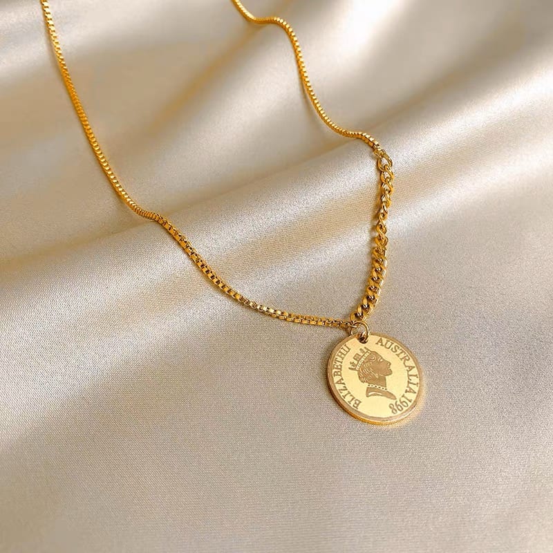 Queen status pendant image