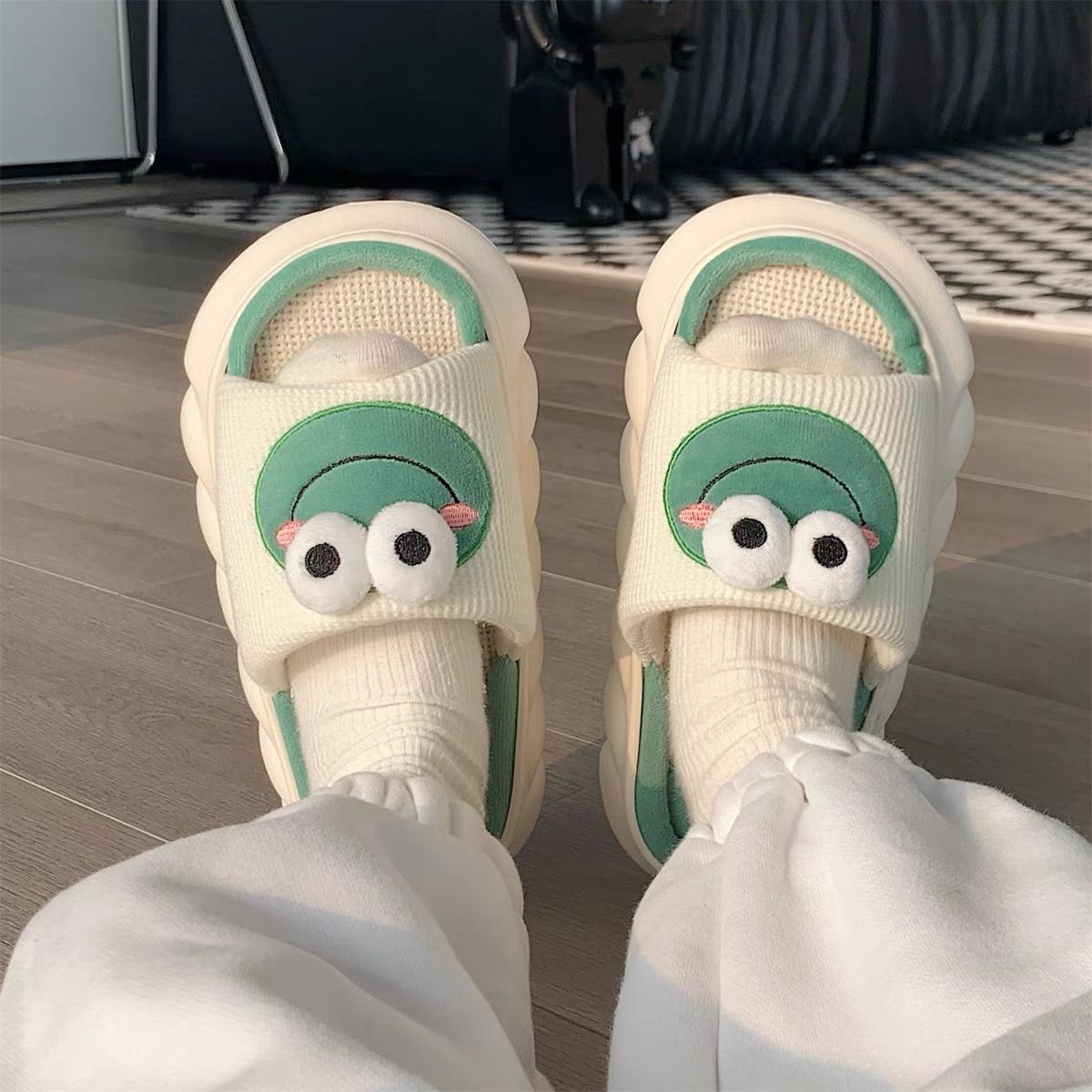 On vacay indoor slippers SNZZ370 image