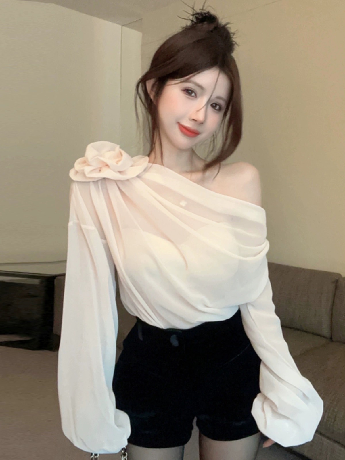 Standing pretty top CTO152 image