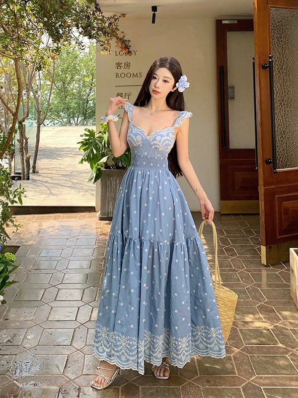 Champagne kisses dress CD617
