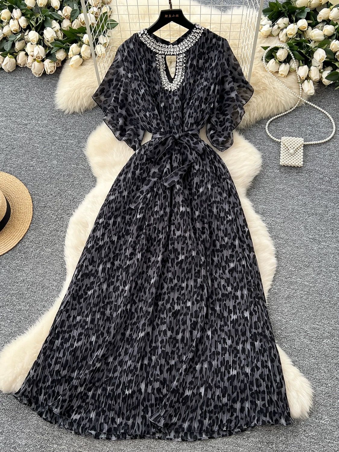 The queen has arrived print dress FD389 image